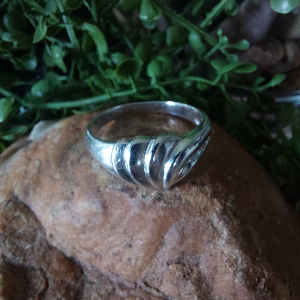Sterling Silver Vintage Ribbed Dome Ring Size 11.5 3.8g total weight
